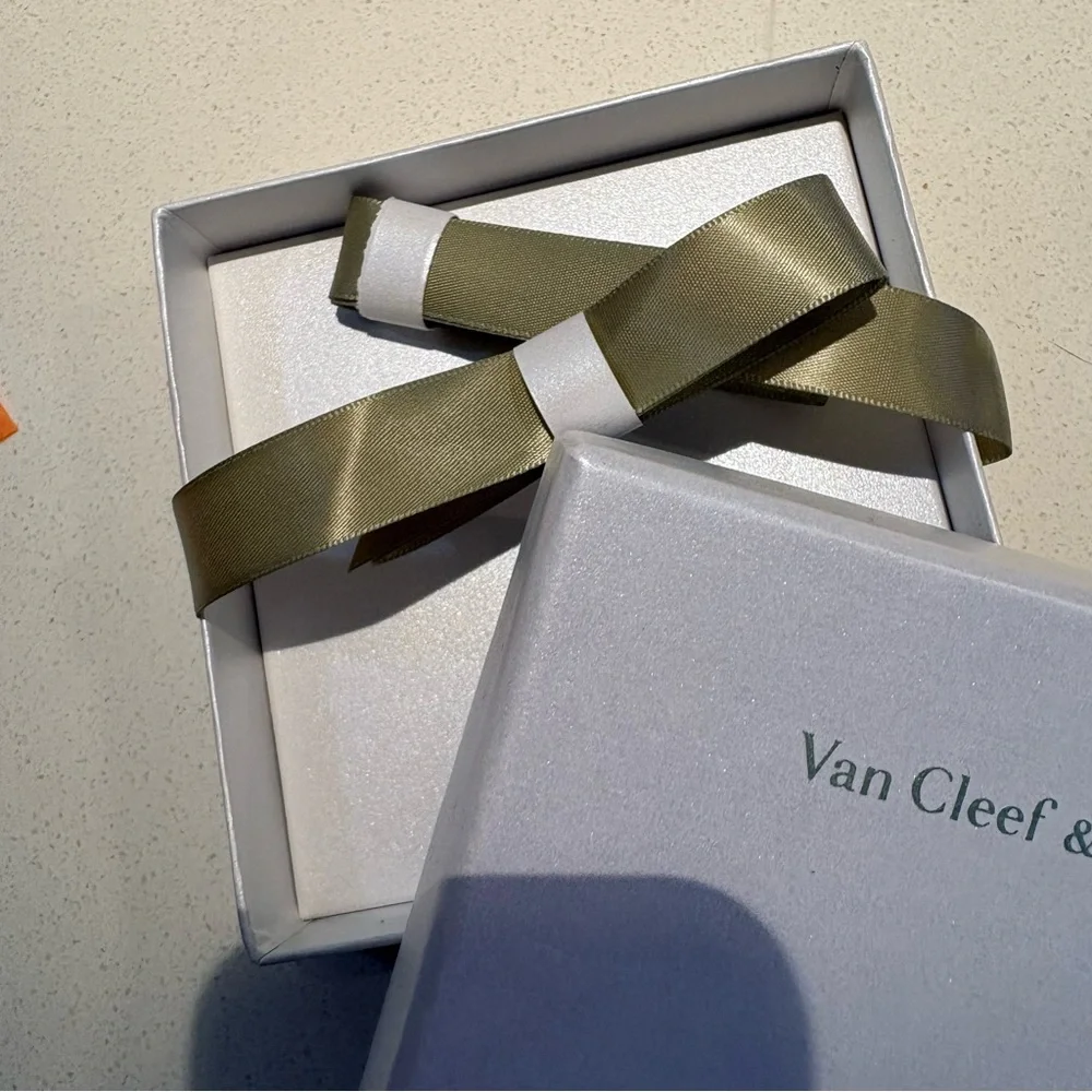 Van Cleef & Arpels Gift Box with green Ribbon